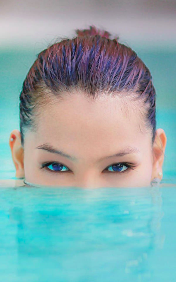 Pretty Blue Eyed Girl Underwater iPhone Background
