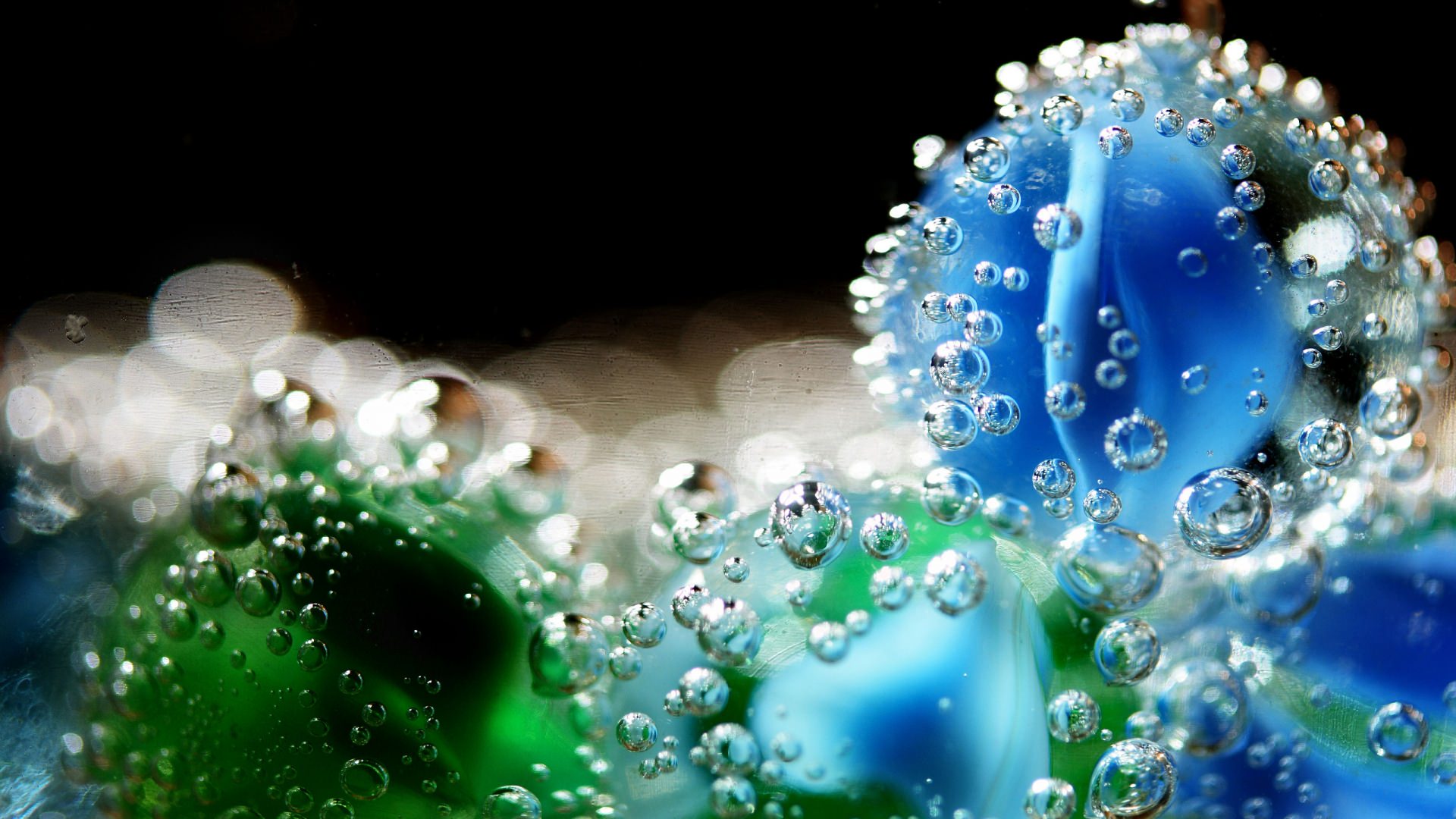 Elegant Water Drops Wallpaper