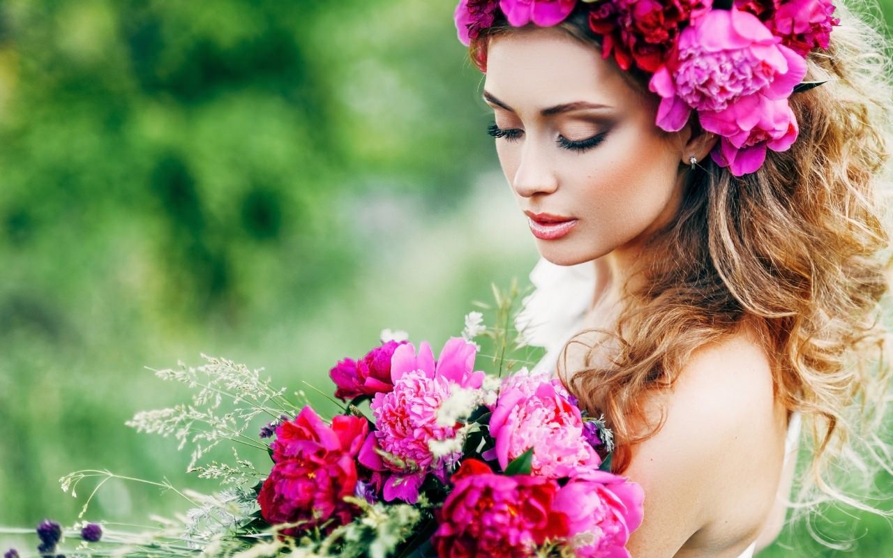 Beautiful Fashion Girl with Flowers