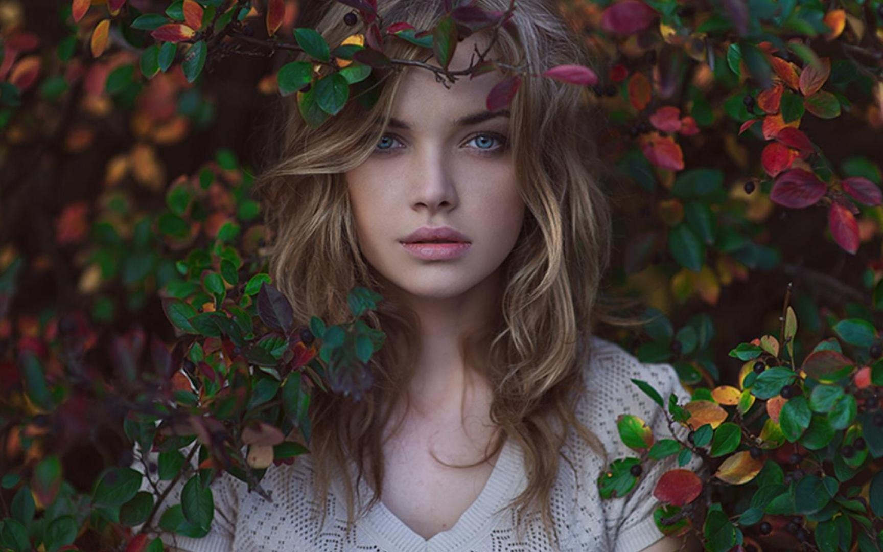 Girl & the Autumn Leaves Wallpaper