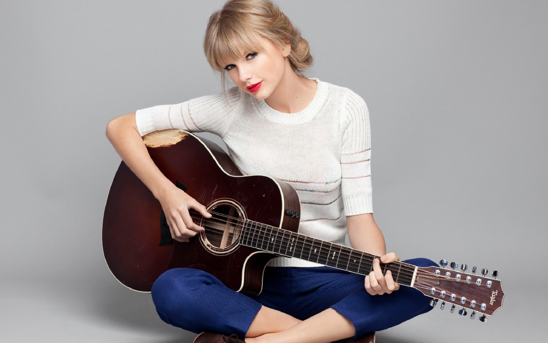 Taylor Swift with Guitar Wallpaper